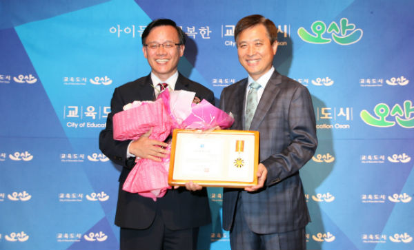교촌에프앤비㈜ 이근갑 국내사업부문대표(사진 왼쪽)가 상을 수상하고 있다