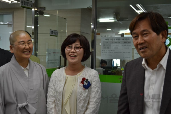서울노인복지센터 현장방문에서 시설 이용 어르신들과 환담을 하고 있다. (왼쪽부터 희유 관장, 이순자 위원장, 성백진 의원) 김수연 기자 사진