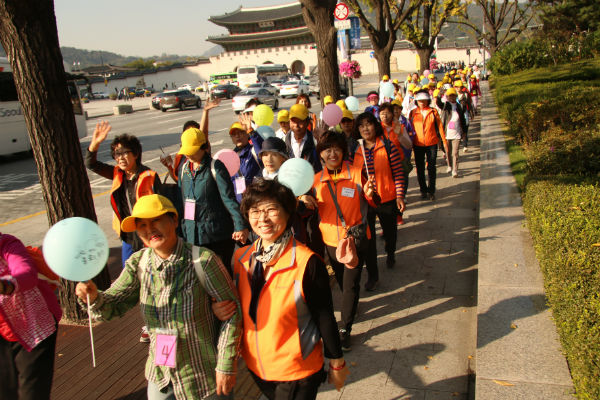이번 걷기대회는 1,200여명의 어르신과 지역주민, 후원자, 자원봉사자가 참여해 대규모 행사로 치러졌다