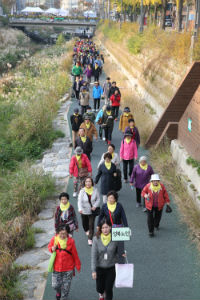 ‘2014 생명사랑 걷기대회’에 참가해 성북천 코스를 걷고 있는 성북구 마을돌보미와 주민들의 모습