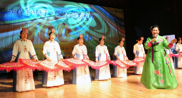 지난해 5월 개최된 동대문구 어르신 문화축제에서 어르신 공연단이 공연을 하고 있다