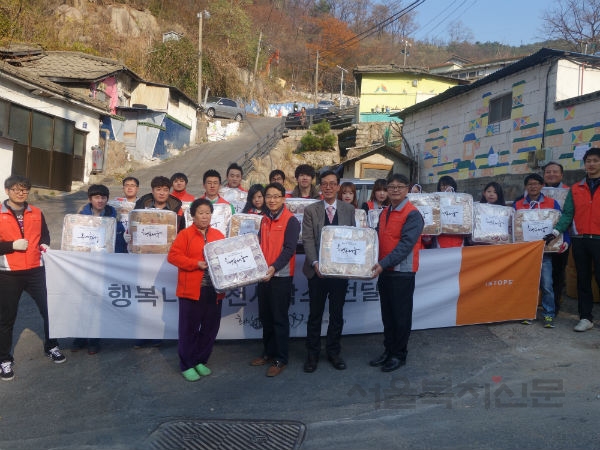서울시는 인탑스㈜와 20일 오후 2시 서대문구 홍제3동 개미마을에서 ‘사랑의 전기요’ 기부전달식 행사를 가졌다