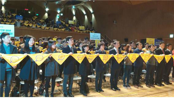 이순자위원장(맨 앞줄 왼쪽에서 6번째)은 박원순시장(맨 앞줄 왼쪽에서 7번째)과 함께 2015 서울시 인터넷 시민 감시단 발대식에 참석하여 손수건 퍼포먼스에 참여하고 있다