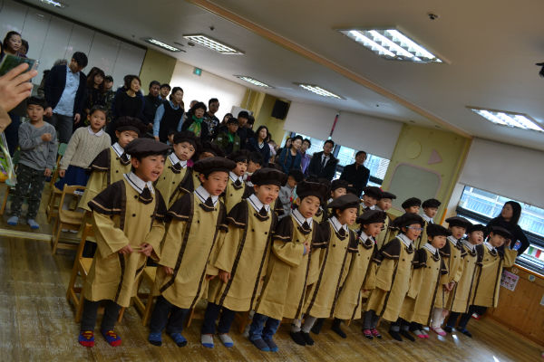 미성어린이집 졸업식이 23일 오전 11시 원아 졸업생 22명과 학부모 및 교사들이 참석한 가운데 미성어린이집 3층 강당에서 개최됐다