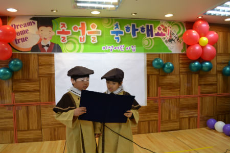 졸업생 김륜태·이경서 어린이가 답사를 하고 있다 김수연 기자 사진