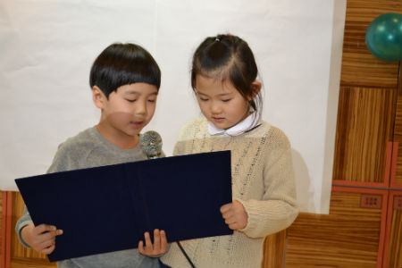재학생인 김지완·이아린 어린이가 송사하는 모습 김수연 기자 사진
