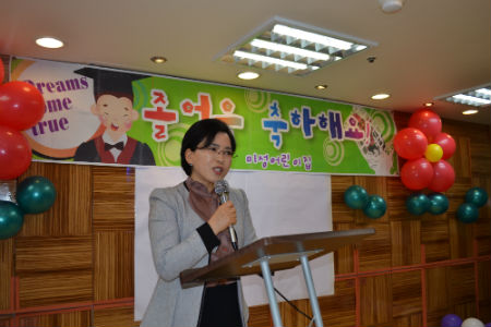 송연희 원장이 지난 22일 미성어린이집 졸업식에서 인사말을 하고 있다  김수연 기자 사진
