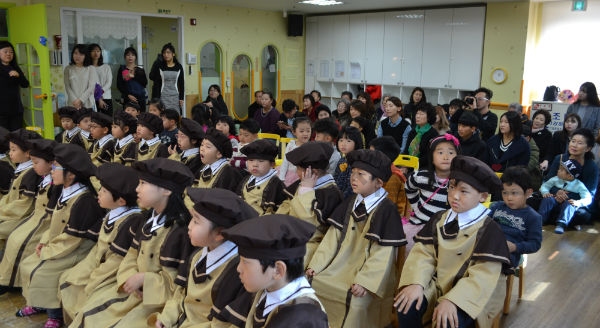 미성어린이집 졸업식에 참석한 어린이들의 모습이 진지해 보인다   김수연 기자 사진