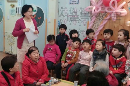 송연희 원장이 첫 번째 진행된 '열린어린이집 날 ' 행사에서 인사말 하고 있다 김수연 기자 사진