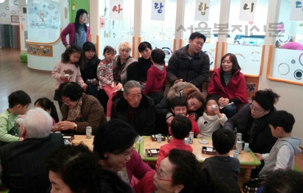 어린아이들의 재롱에 기뻐하는 어르신들의 모습이 다정다감함을 자아낸다 김수연 기자 사진