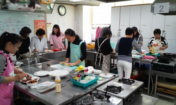 중랑여성인력개발센터에서 진행한 ‘어린이집 급식조리원’ 과정 실습 장면