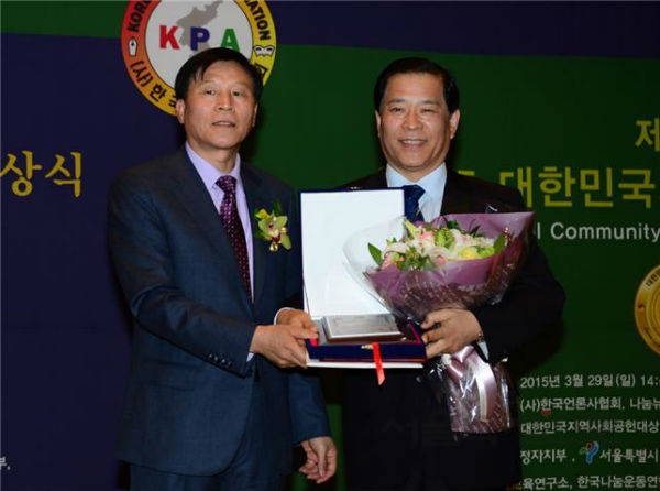 박래학 서울시의회 의장(오른쪽)이 지역사회공헌 특별 대상을 수상하고 기념촬영에 임했다