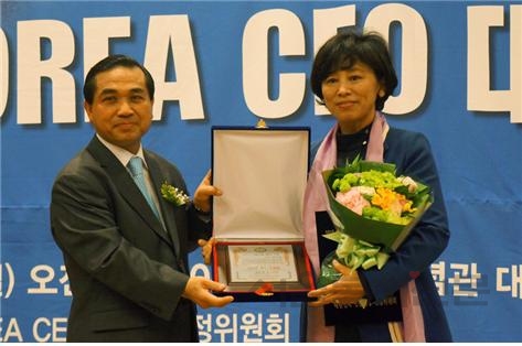 남인순 의원(왼쪽)이 대한민국 의정대상을 수상하고 기념촬영에 임했다