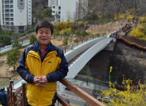 박용근 은평구의원 뒤편으로 생태연결로가 개나리꽃과 아름다운 조화를 이루고있다 김수연 기자 사진