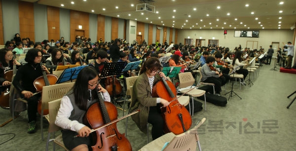  '벚꽃하모니 2000인 오케스트라 대향연'에 참가할 주민 1000여명이 리허설을 가졌다