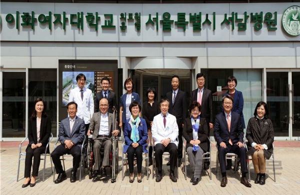 서울시의회 보건복지위원회 의원들이 서남병원을 현장방문하고 기념촬영에 임했다. 왼쪽에서 세번째 이순자 위원장