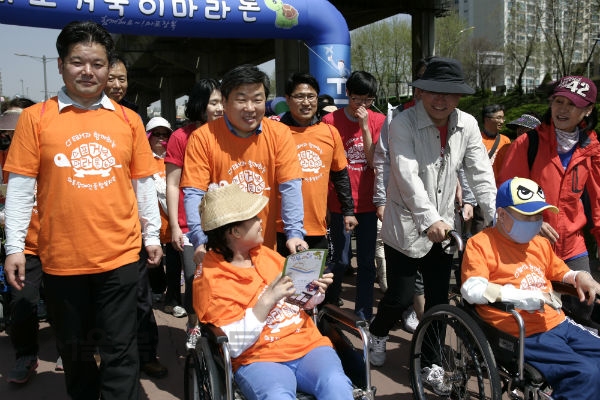 마포구 거북이 마라톤 대회가 개최돼 장애인 및 지역주민 1,000여명이 더불어 즐거움을 나눴다