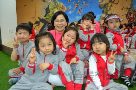 미성어린이집 송연희 원장이 아이들과 웃음꽃을 피우고 있다  김수연 기자 사진