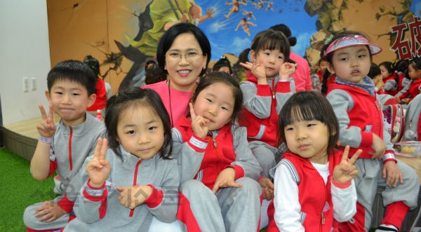 송연희 미성어린이집 원장이 봄소풍에서 아이들과 행복한 시간을 함께 하고 있다 김수연 기자 사진