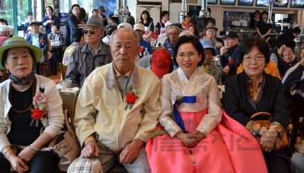 제43회 어버이날 은평구 김우영 구청장으로부터 복지기여자 상을 수상하고 관내 어르신들과 기념 촬영한 송연희 박사(왼쪽 세번째)   김수연 기자 사진