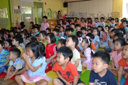 이날 미성어린이집 원아 140여명은 ADRF 최민지 간사로부터 '나눔 교육'을 받았다  김수연 기자 사진