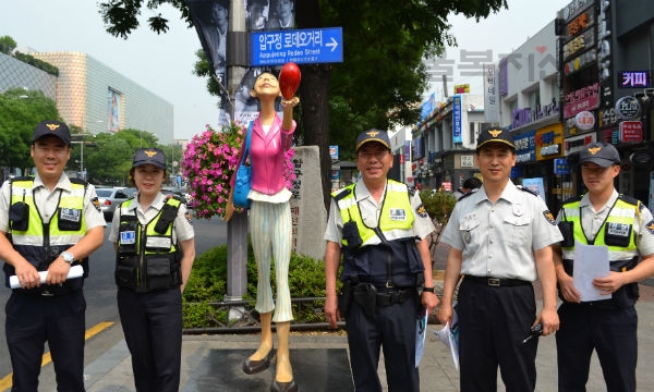 도보순찰 중 로데오거리 상징조형물 앞에서 기념 촬영을 가졌다  김수연 기자 사진