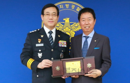 이경삼 한민식품 대표(오른쪽)와 구은수 서울지방경찰청장이 위촉패를 들고 기념 촬영에 임했다