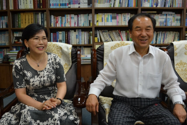 송연희 박사(왼쪽)와 신원영 회장이 대화 도중 환희 웃고 있다  김수연 기자 사진