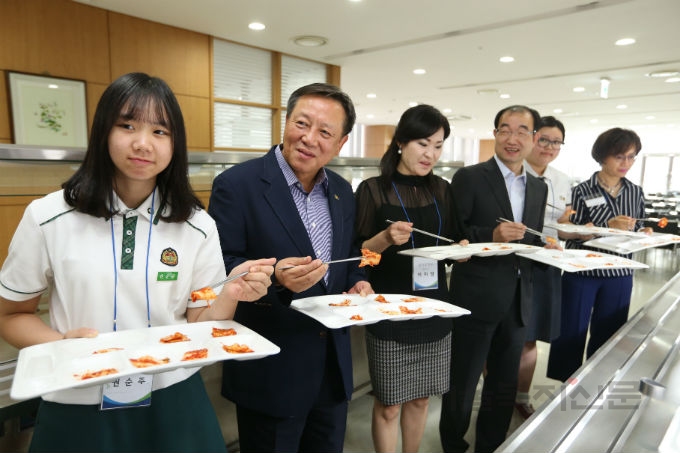 금천구가 ‘학교급식 우수 김치 공동구매 품평회’를 개최했다