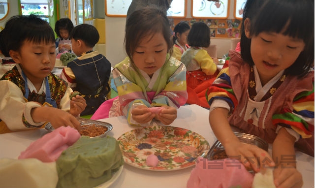 미성어린이집 어린들이 생애 처음 송편을 빚으며 즐거워하고 있다  김수연 기자 사진