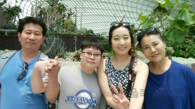 지난 추석을 맞아 온가족이 싱가포르 여행지에서 기념 촬영에 임했다