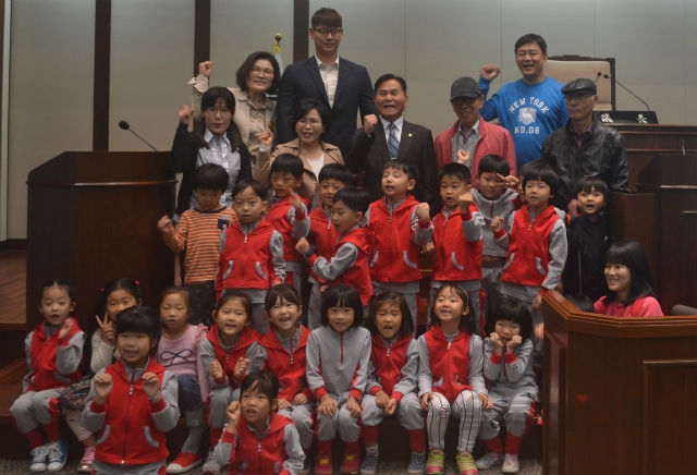 장창익 의장과 미성어린이집 원아 및 관계자들이 기념 촬영에 임했다  김수연 기자 사진