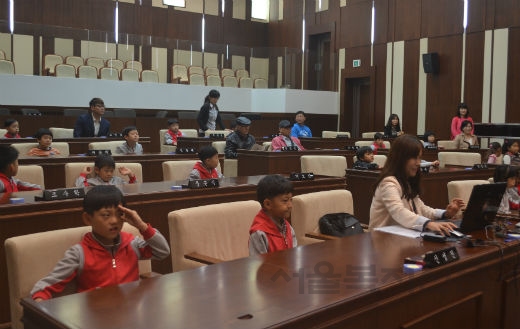 의회의 역할에 대해 진지하게 듣고 있는 미성어린이집 원아들  김수연 기자 사진