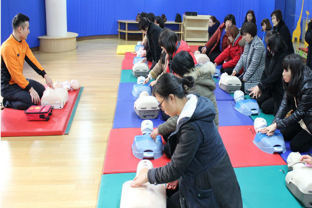 강북구가 보육교직원을 대상으로 심폐소생술 교육을 실시하고 있다