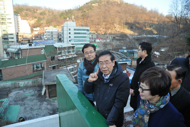 박원순 시장이 김우영 은평구청장, 새정치민주연합 이미경 의원 등과 산골마을을 둘러보고 있다
