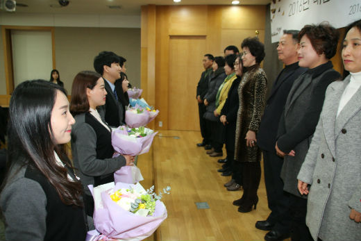 신입사원들이 부모님들에게 감사의 표현으로 꽃다발을 준비하고 사랑을 전하는 시간을 가졌다