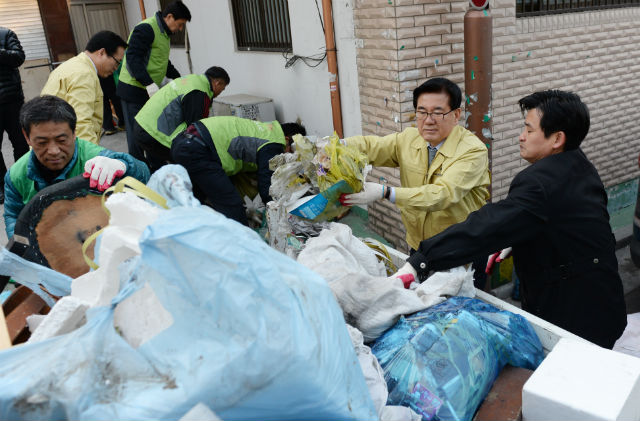 무단투기 쓰레기 청소하는 유덕열 동대문구청장과 동대문구청 직원들