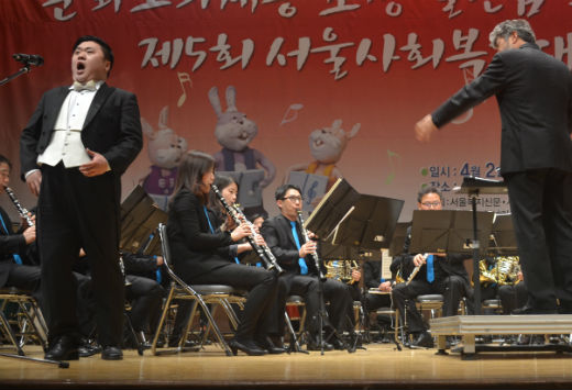 설운도는 히트곡을 연이어 불러 무대를 뜨겁게 달궜다     김수연 기자 사진