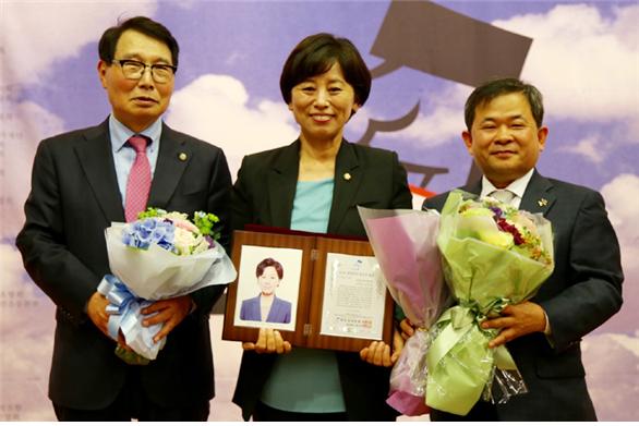 남인순 의원(가운데)이 유권자 대상을 수상하고 기념 촬영에 임했다