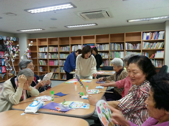 김미애 응암2동주민자치위원장이 어르신들에게 치매예방 미술교육을 하고 있다