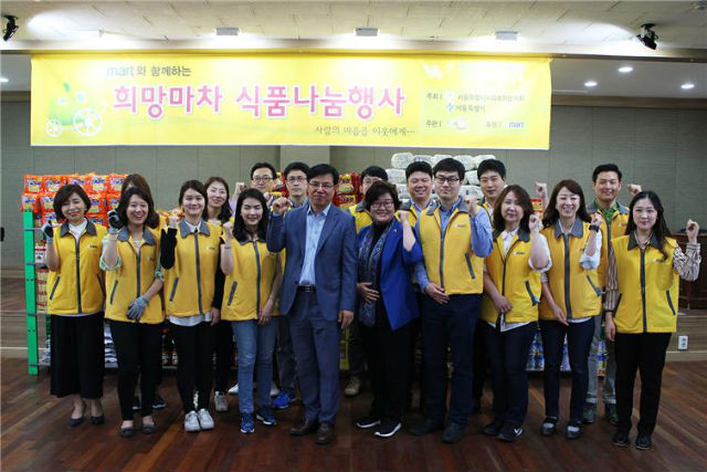 김영한 의원이 행사장에 참석한 후 관계자 및 자원봉사자들과 기념 촬영에 임했다