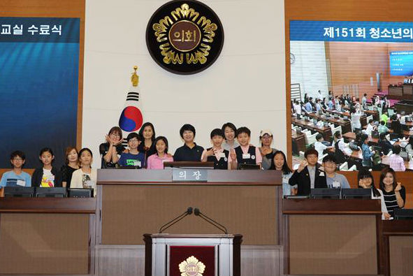 문형주 의원이 청소년 의회교실에 참석한 청소년들과 기념 촬영에 임했다