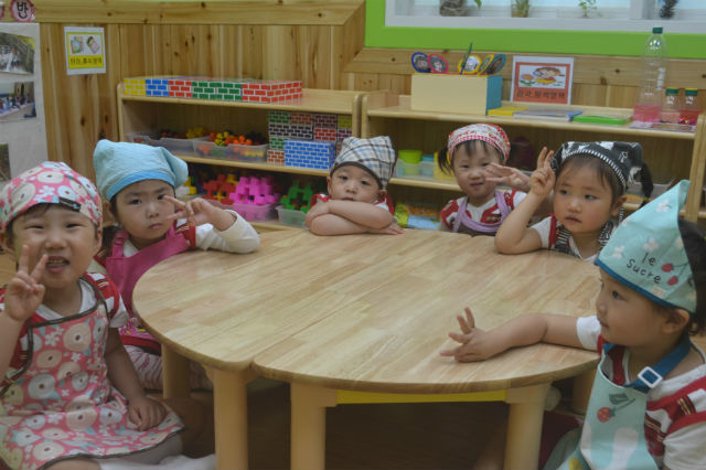 어린아이들이 오복쌈 만들기 체험에 앞서 잠시 예쁜 표정을 지었다        김수연 기자 사진