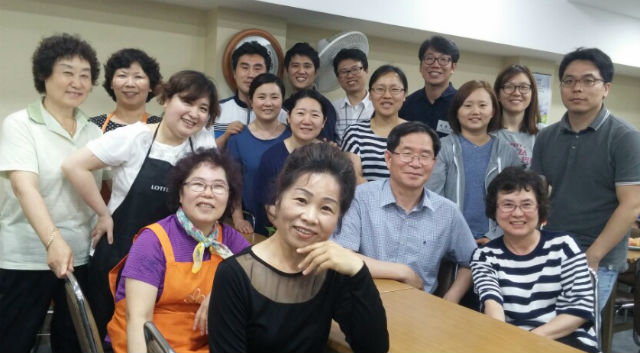 복음학교를 더욱 빛낸 영산교회 섬김이들이 선교사 후보생들과 기념 촬영에 임했다    김수연 기자 사진