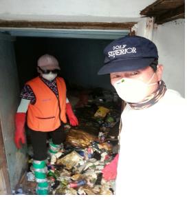 동대문구 동희망복지위원회원들이 가정에 쌓여 있는 쓰레기를 치우고 있다