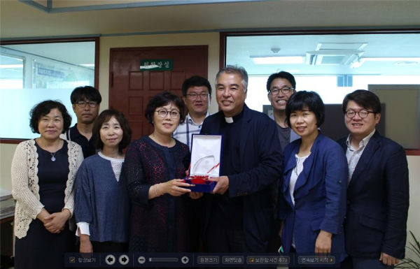 이순자 보건복지위원장이 서울노숙인시설협회로부터 감사패를 전달받고 기념 촬영에 임했다