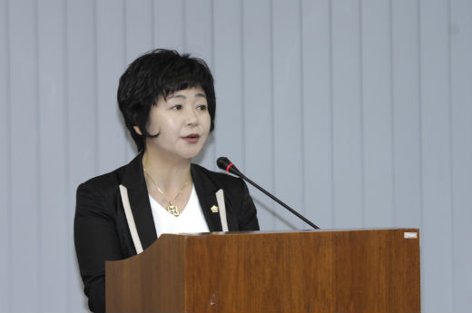 김길자 의원이 대표 발의하고 있는 모습