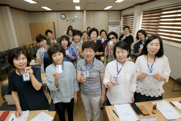 송파구가 전국 최초로 '통장 신분증'을 발행했다