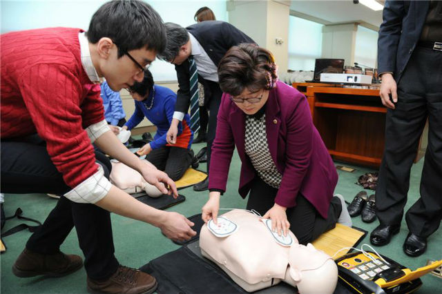 김영한 의원(오른쪽)이 지난 해 서울시의회의원회관에서 심폐소생술 교육을 받고 있다
