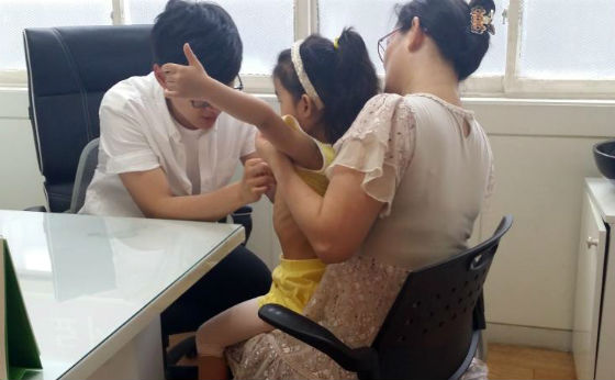 동병하치 프로그램 참여 어린이가 한의원에서 삼복첩 패치를 붙이고 있다
